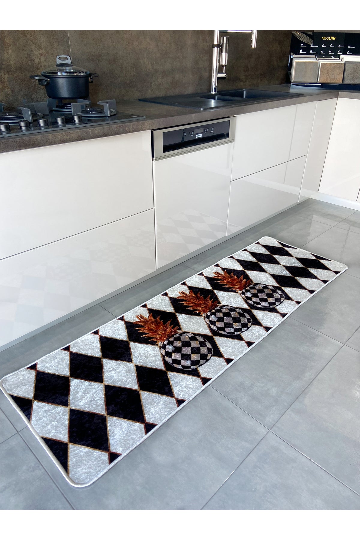 Checkered Pineapple Motif Latex Base Rug