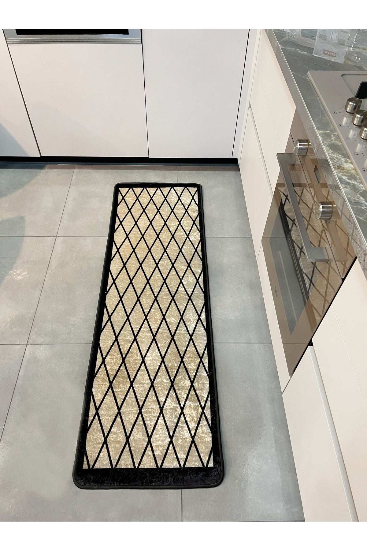 Single Geometric Pattern Latex Base Runner Rug