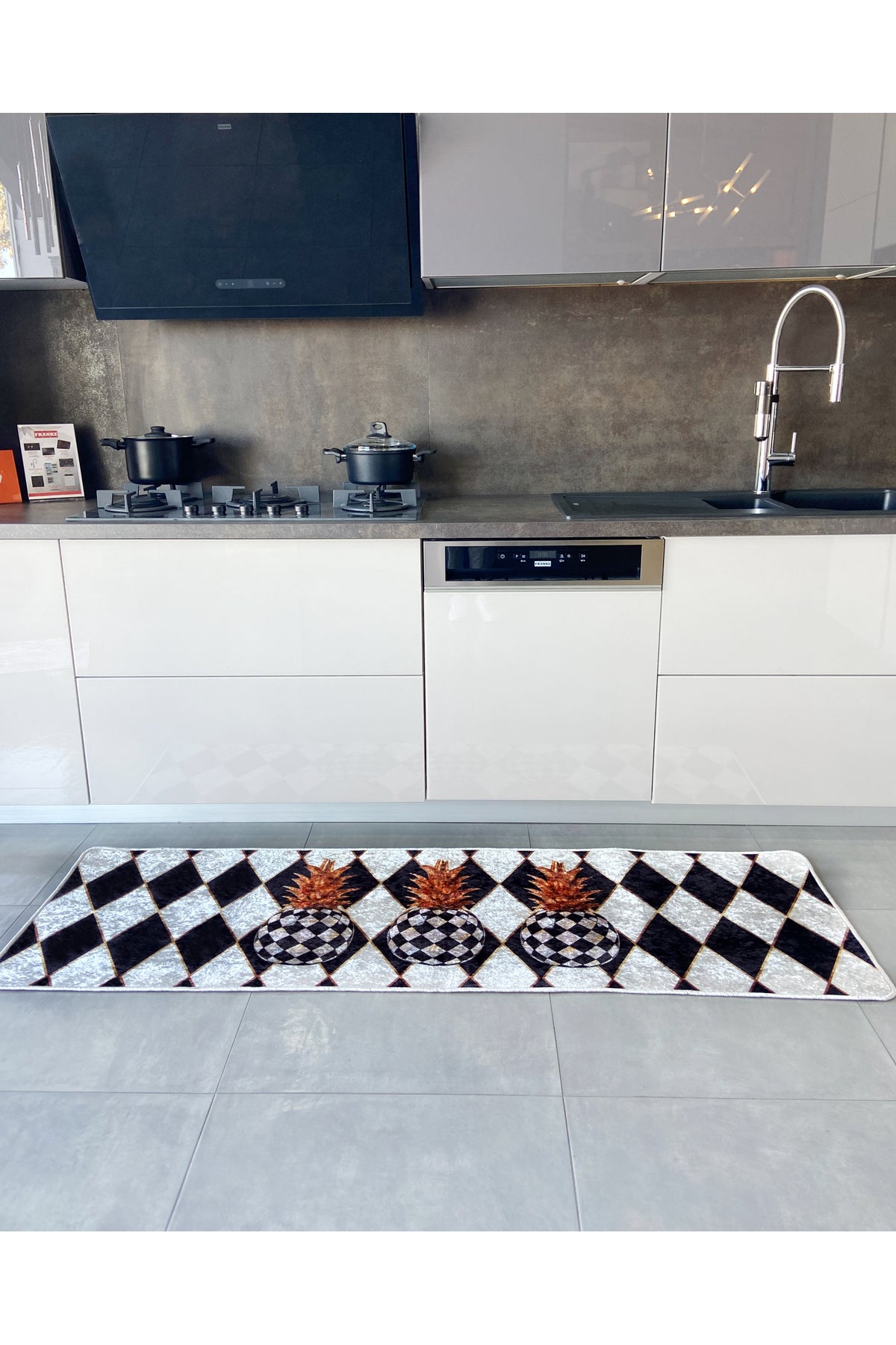 Checkered Pineapple Motif Latex Base Rug