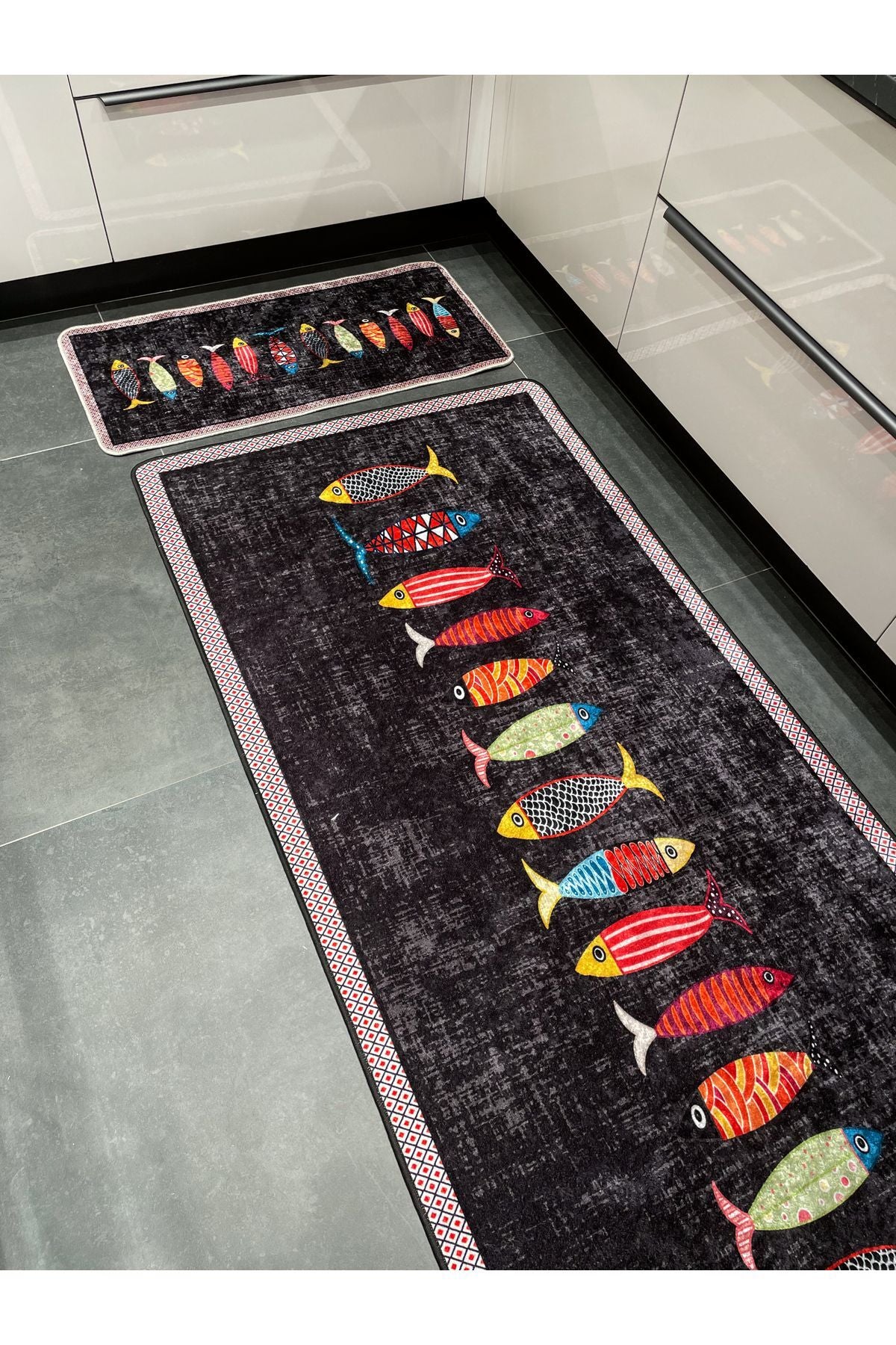 Gri Siyah Renk Fishes Balık Desenli Mutfak Halısı
