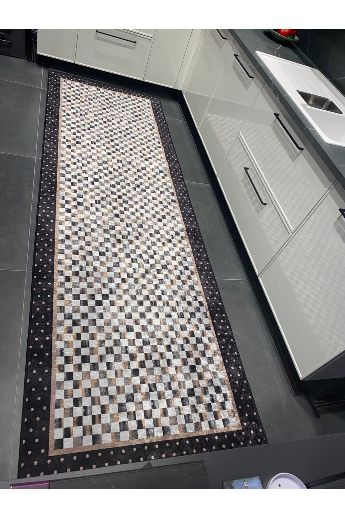 Robert Diamond Pattern Fringeless Round Rug - Brown