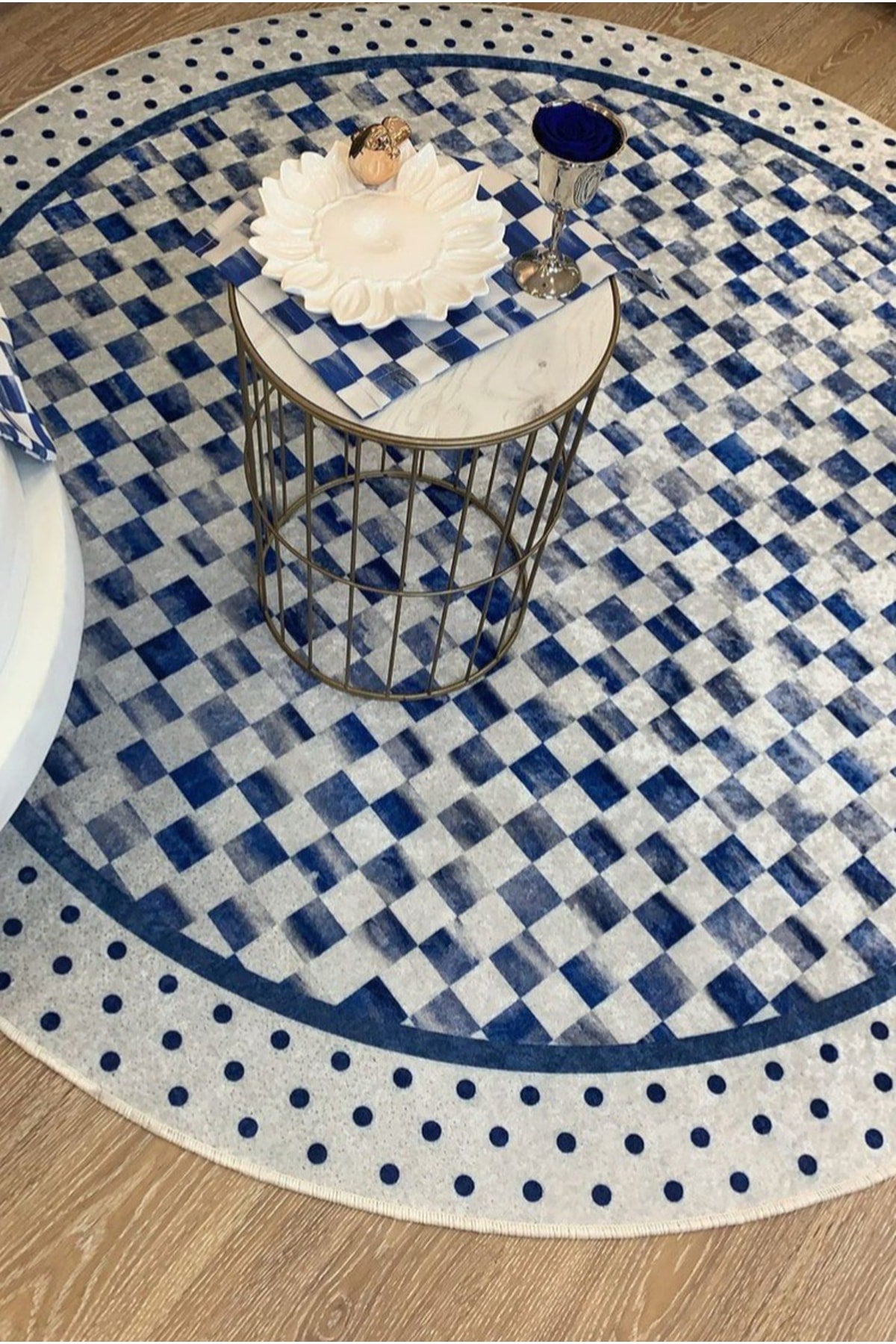 Robert Diamond Pattern Fringeless Round Rug - Brown