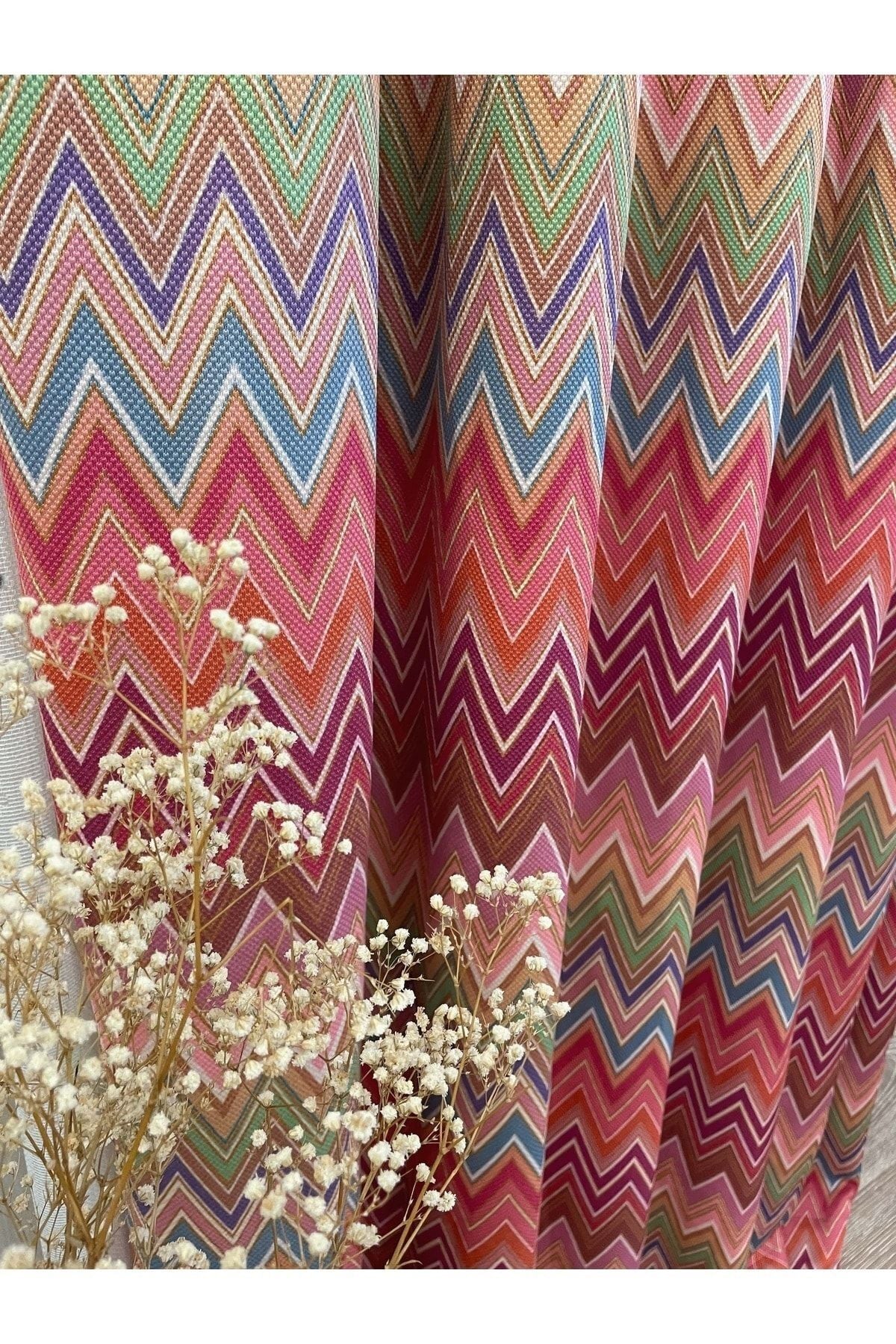Zigzag Patterned No-Pleat Flat Stitch Extra-Tape Blackout Curtain