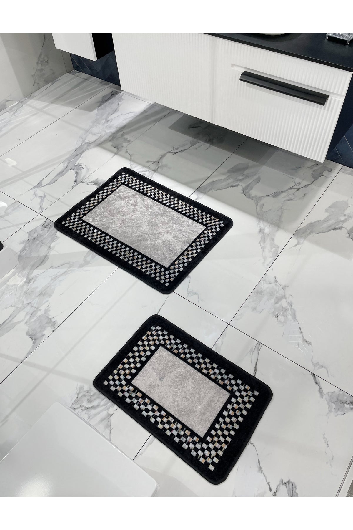 Melany Checkered 2-Piece Latex Base Bathroom Mat Set (60x80 - 60x40) Gray-Black