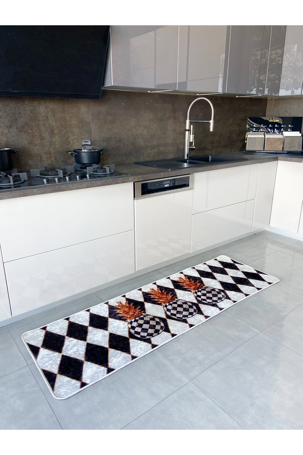 Checkered Pineapple Motif Latex Base Rug