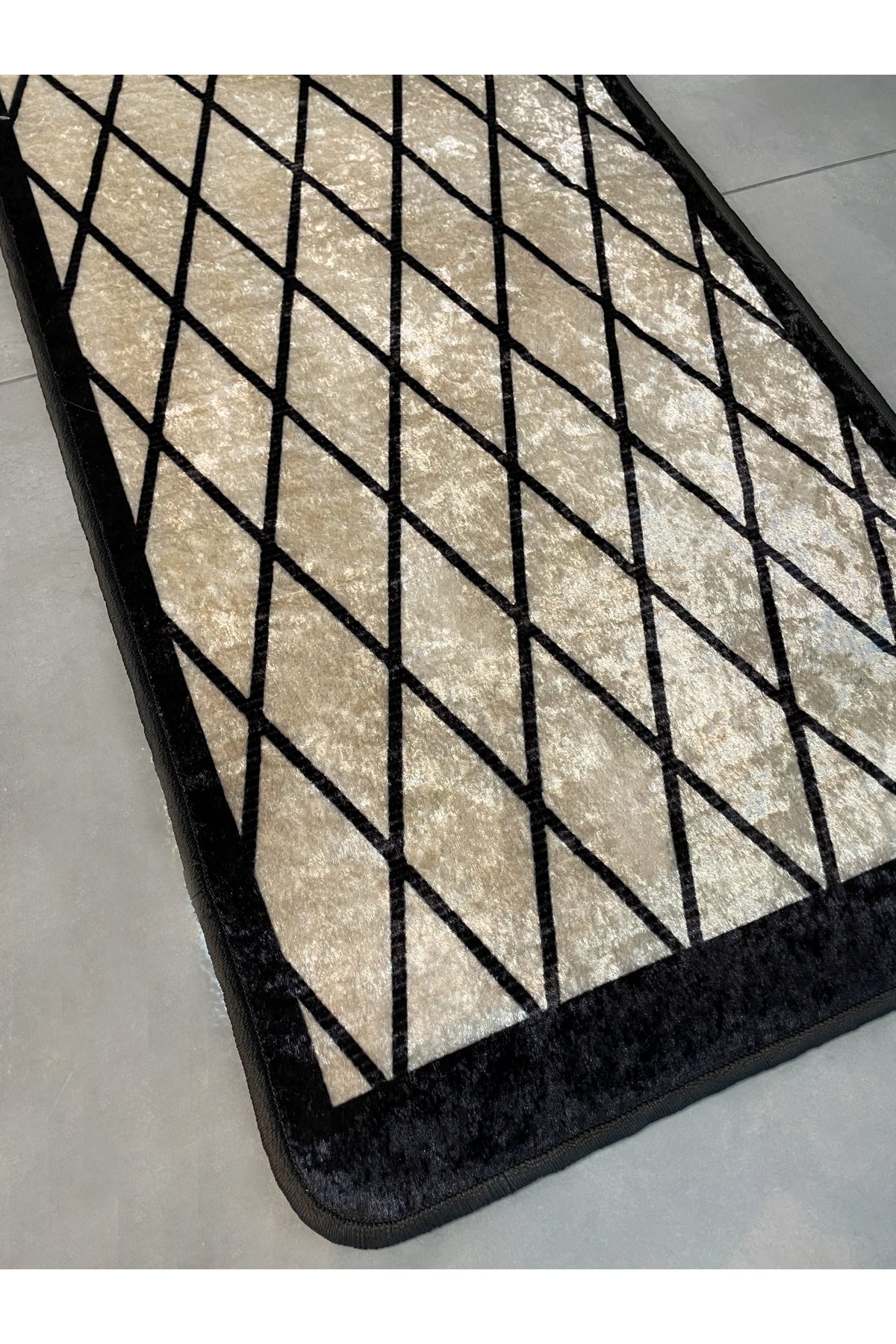 Single Geometric Pattern Latex Base Runner Rug