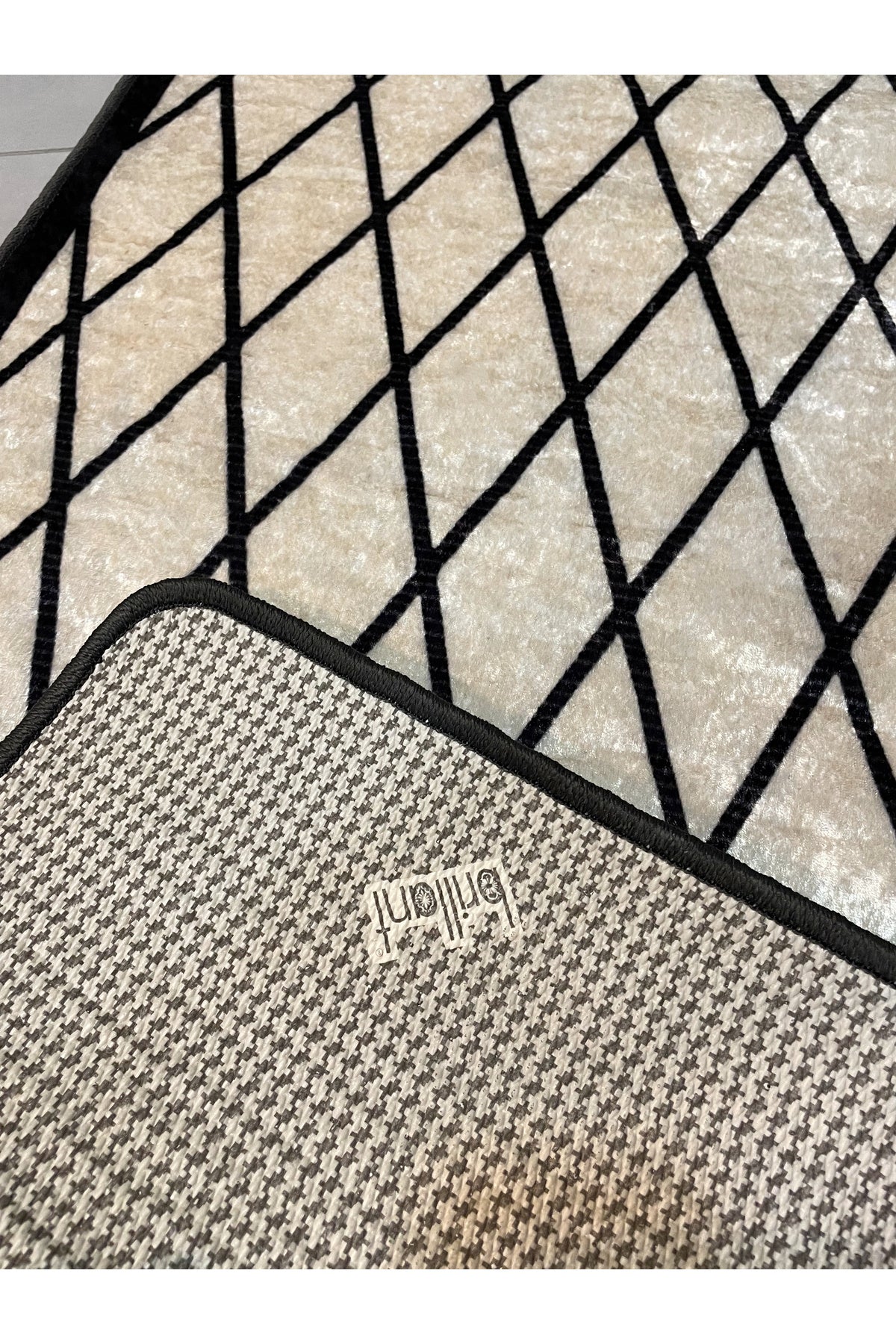 Single Geometric Pattern Latex Base Runner Rug