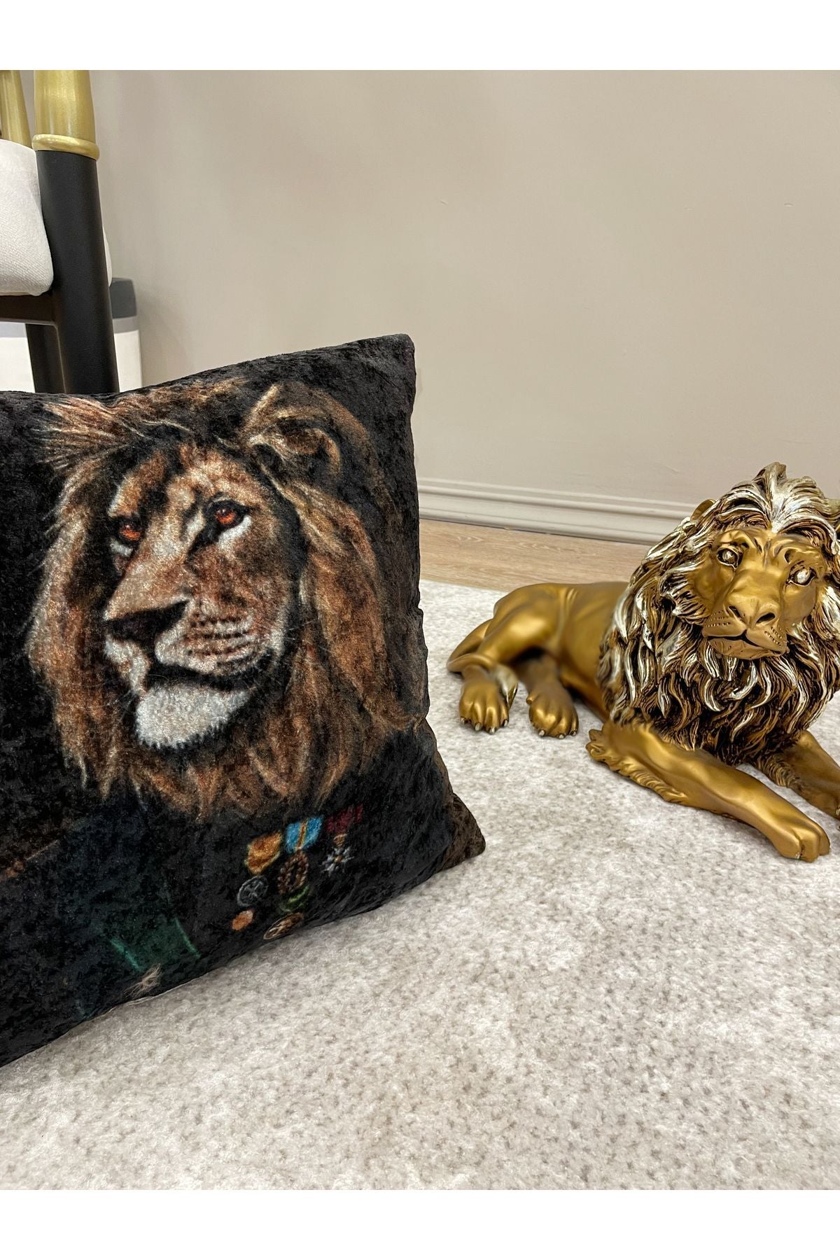 %100 Velvet Lion Print Cushion Cover (Black)