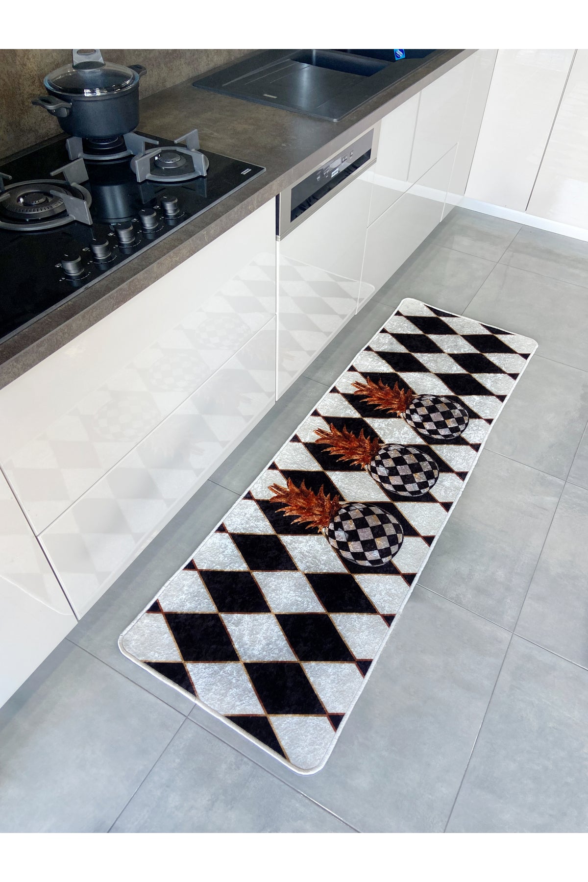 Checkered Pineapple Motif Latex Base Rug