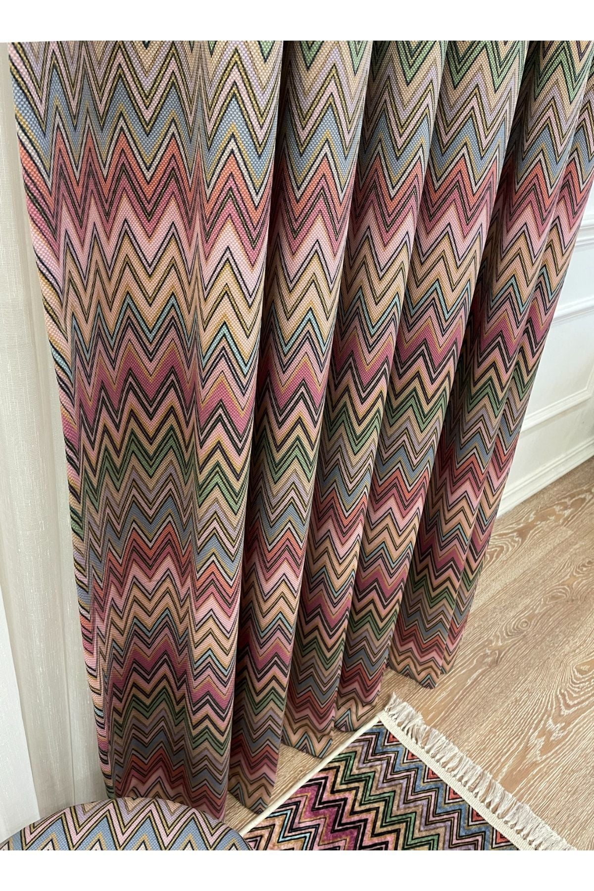 Zigzag Patterned No-Pleat Flat Stitch Extra-Tape Blackout Curtain