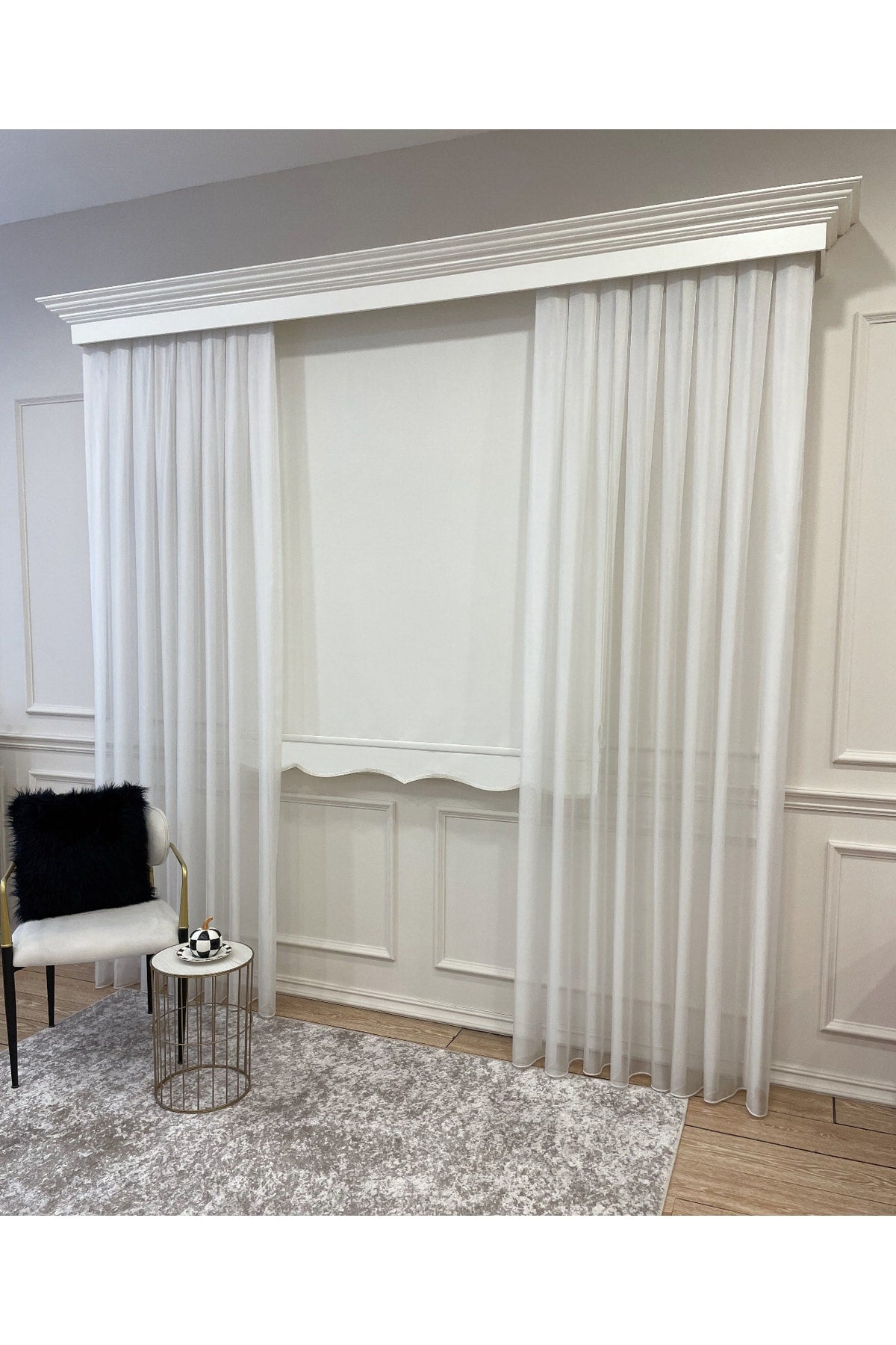 Solid White Roller Shade with Scalloped Hem (Aluminum Casing)